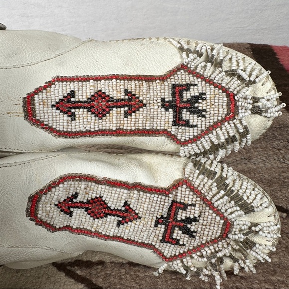 Vintage Minnetonka White Beaded Moccasin Boots thunderbird Native American - Picture 3 of 12
